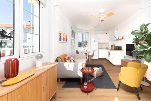 Habitación con cama y sala de estar con cocina. en Profithome - Casa Anik Boutique Home, La laguna, en La Laguna