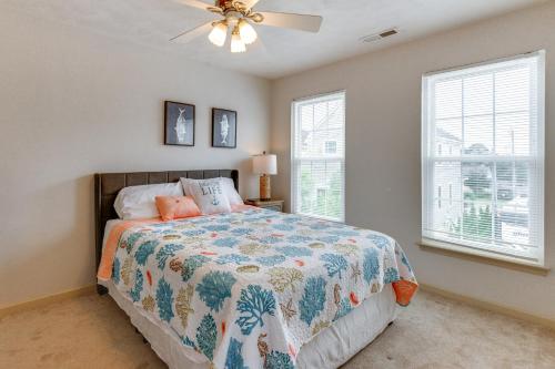 Ένα ή περισσότερα κρεβάτια σε δωμάτιο στο Walk to East Beach Apt with Outdoor Space