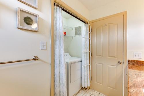 Ένα μπάνιο στο Walk to East Beach Apt with Outdoor Space