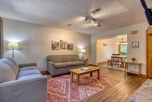 Χώρος καθιστικού στο Comfy Escape near Dollywood W Pool & Grill