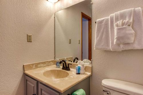 Ένα μπάνιο στο Comfy Escape near Dollywood W Pool & Grill