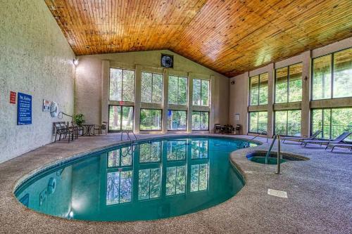 Πισίνα στο ή κοντά στο Comfy Escape near Dollywood W Pool & Grill