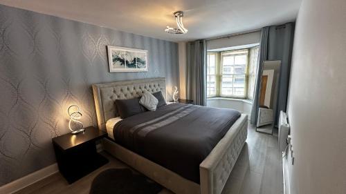 a bedroom with a large bed in a room at One Bedroom Flat Town Centre Colchester in Colchester
