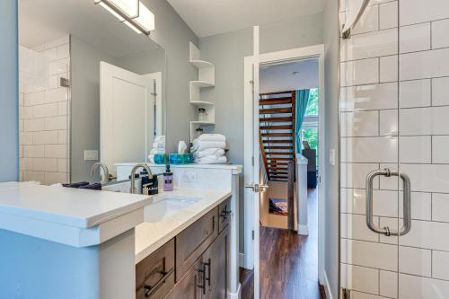 un bagno con lavandino e doccia di Ski-InandSki-Out Gemini Lift Access! Home with Hot Tub a Winter Park