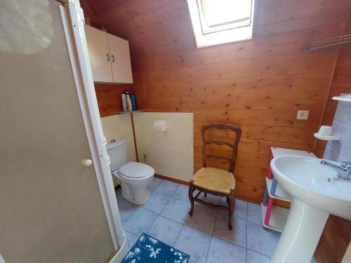 a small bathroom with a toilet and a sink at La Petite Maison en bois climatisée sud de Sarlat in Vézac