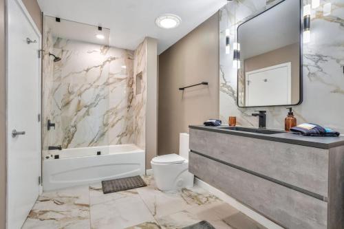 une salle de bains avec lavabo, baignoire et toilettes dans l'établissement 3 bedroom Corner Suite, à Orlando