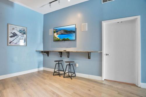 2 Bdrm Penthouse with Billiards photo 43