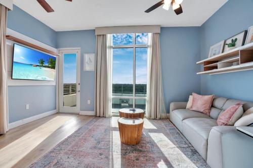 2 Bdrm Penthouse with Billiards photo 17