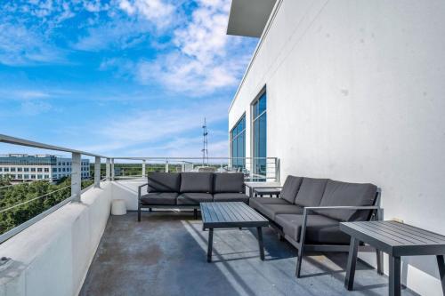 2 Bdrm Penthouse with Billiards photo 32