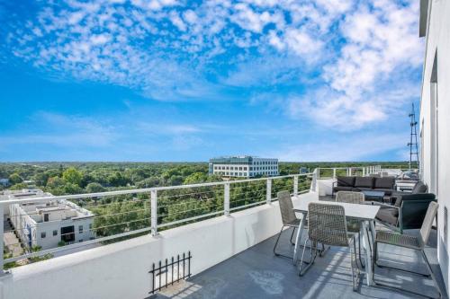 2 Bdrm Penthouse with Billiards photo 33