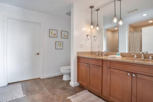 2 Bdrm Penthouse with Billiards photo 31