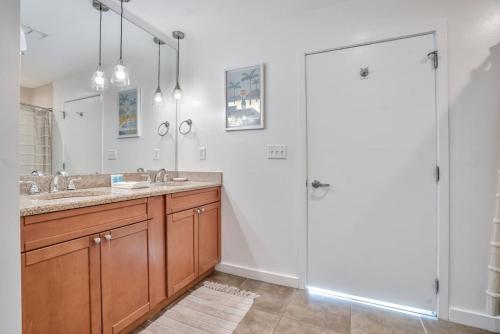 2 Bdrm Penthouse with Billiards photo 30