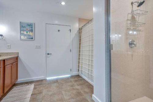2 Bdrm Penthouse with Billiards photo 28