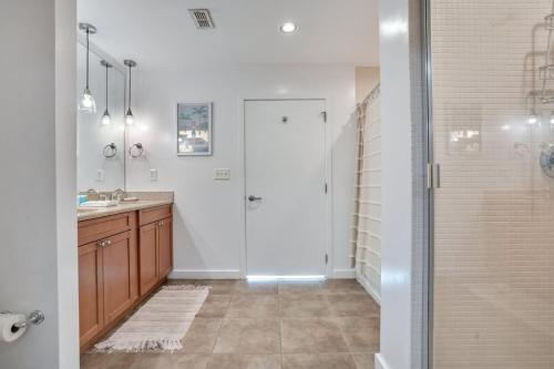 2 Bdrm Penthouse with Billiards photo 26