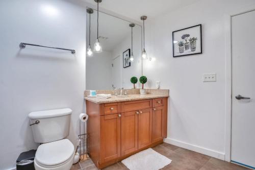 2 Bdrm Penthouse with Billiards photo 25