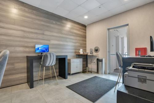2 Bdrm Penthouse with Billiards photo 12
