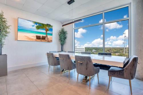2 Bdrm Penthouse with Billiards photo 10