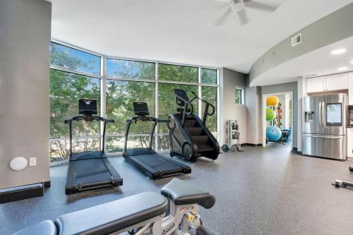 2 Bdrm Penthouse with Billiards photo 34