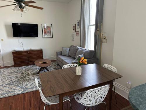 TV a/nebo společenská místnost v ubytování Boutique One Bedroom Apartment