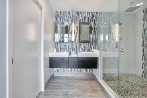 Et badeværelse på Large Corner 3 Bdrm Oasis Lake Eola