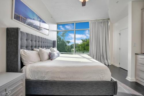 En eller flere senge i et værelse på Large Corner 3 Bdrm Oasis Lake Eola