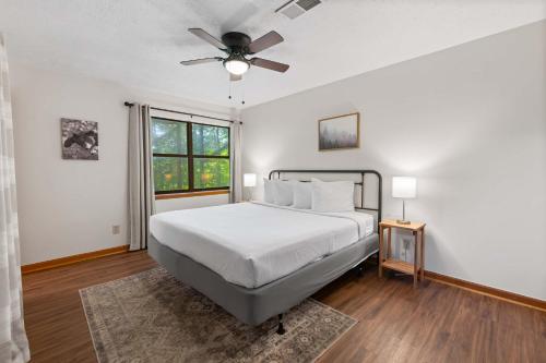 Ένα ή περισσότερα κρεβάτια σε δωμάτιο στο Dollywood Retreat Stylish Townhouse with Pool