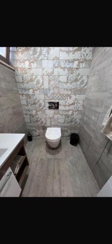 にあるVilla Lamiaの石壁のバスルーム(トイレ付)