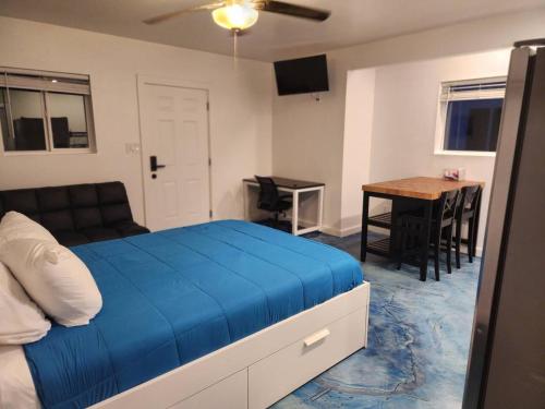 En eller flere senge i et værelse på Downstairs studio on 13 st