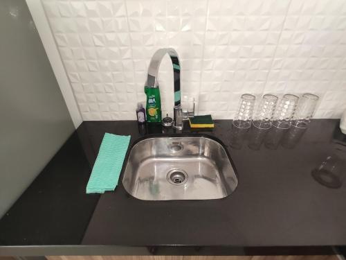 a sink in a bathroom with a black counter at Inconfundible, Studio Inizio in Santa Cruz de la Sierra