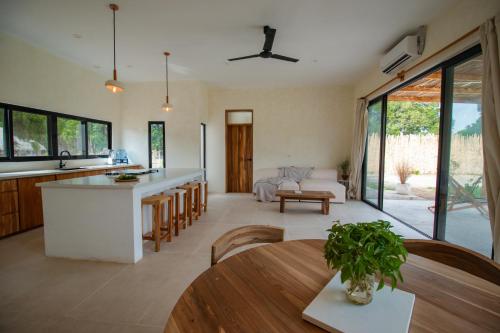 Ruang duduk di Po Popoyo Private Pool Boutique Villa