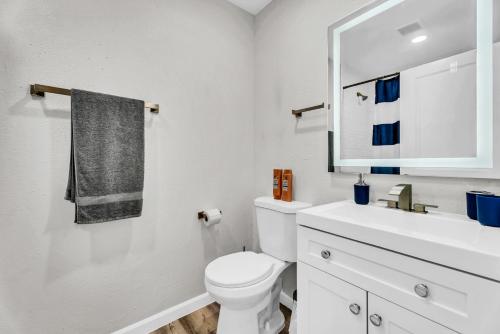 Ένα μπάνιο στο Relaxed 2BR Condo Close to Dining and Entertainment