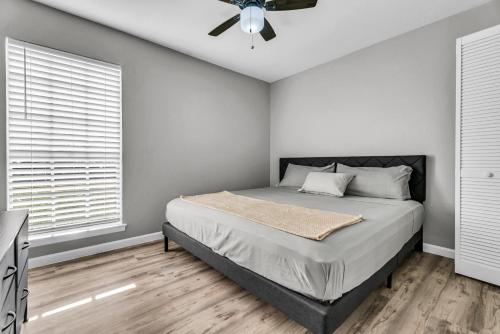 Ένα ή περισσότερα κρεβάτια σε δωμάτιο στο Relaxed 2BR Condo Close to Dining and Entertainment