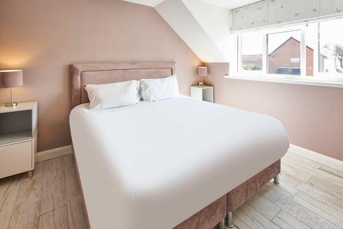 Una cama o camas en una habitación de Host & Stay - Knights Manor Way