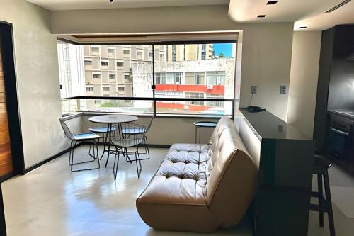 ein Wohnzimmer mit Couch und Tisch in der Unterkunft Comfort, style, and practicality in Água Boa