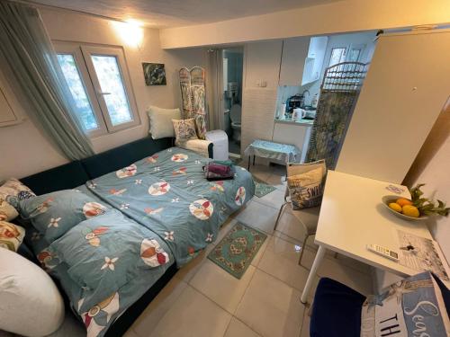 Piccola camera con letto e cucina. di Laniakea small apartment in shared house a Risan
