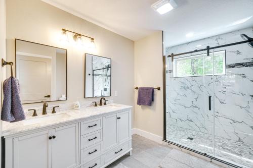 un bagno con due lavandini e una doccia di Private Hot Tub Serene Family Home in Sevierville a Sevierville
