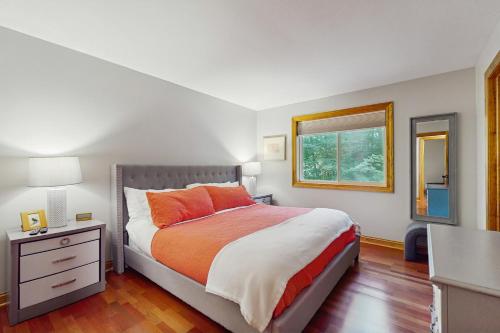 Un dormitorio con una cama grande y una ventana. en Red Arrow Lodge, en Sawyer