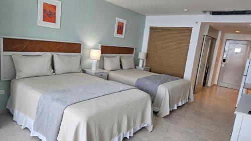Postel nebo postele na pokoji v ubytování Studio Apartment with two double beds at Solarium in Playa Coronado