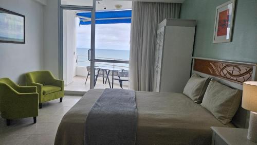 Posezení v ubytování Studio Apartment with two double beds at Solarium in Playa Coronado