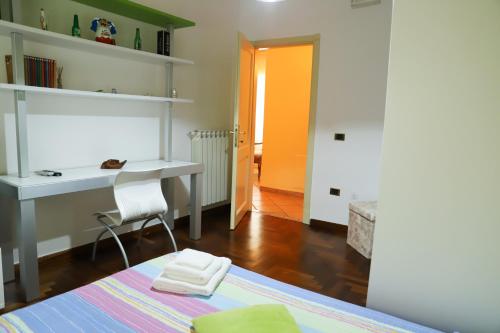 a bedroom with a desk and a bed with a chair at IL Tetto Di Guardia in Guardia Sanframondi