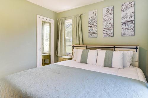 ein Schlafzimmer mit einem großen Bett und weißen Kissen in der Unterkunft St Pete Home for Retreat and Corporate Travelers in St Petersburg