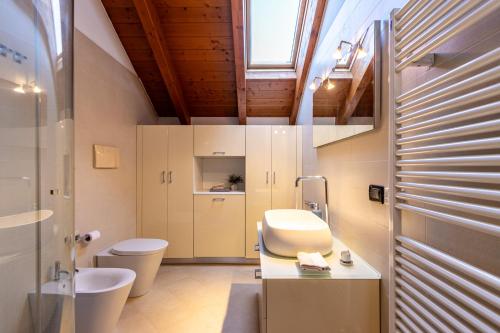 a bathroom with a toilet and a sink at Casa Peku in Monza