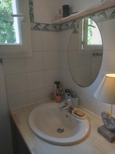 a bathroom with a sink and a mirror at CHAMBRE PRIVEE chez l'HABITANT SALLE d'eau WC Privatifs in La Saulce
