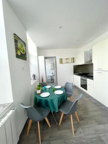 a kitchen and dining room with a table and chairs at Lumineux et rénové studio en centre ville in Givet