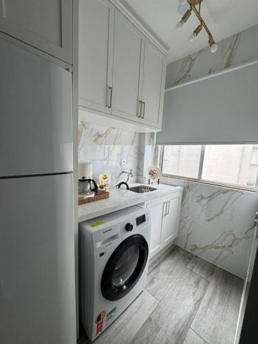 Η κουζίνα ή μικρή κουζίνα στο Apartamento no Centro de Barra Velha com vista para o Mar