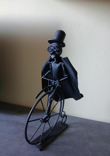 a figurine of a skeleton in a top hat on a bicycle at La Casa di Agnese in San Benedetto Val di Sambro