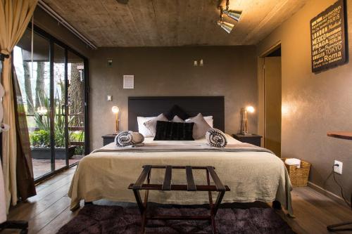 une chambre avec un grand lit et une table dans l'établissement Orgánico Hotel Boutique, à Mexico