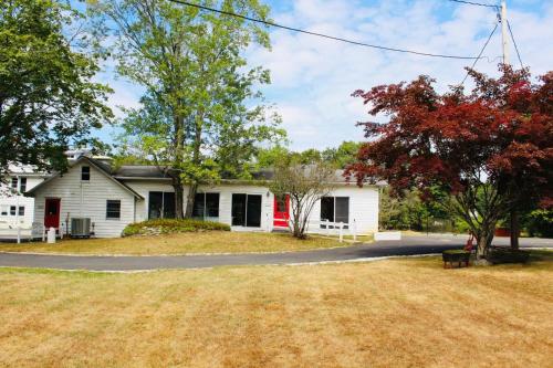Pocono Ridge Inn East Stroudsburg - Poconosにある庭