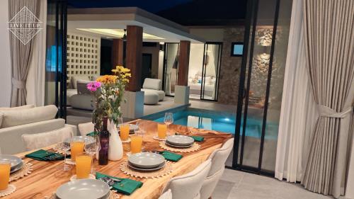 a dining room with a table and a living room at Santi Tara Villas in Amphoe Koh Samui