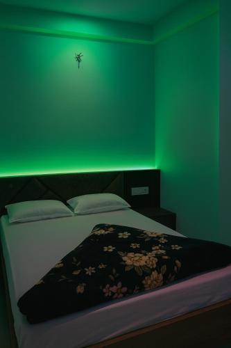 Una cama o camas en una habitación de Shree Hanuman Hotel